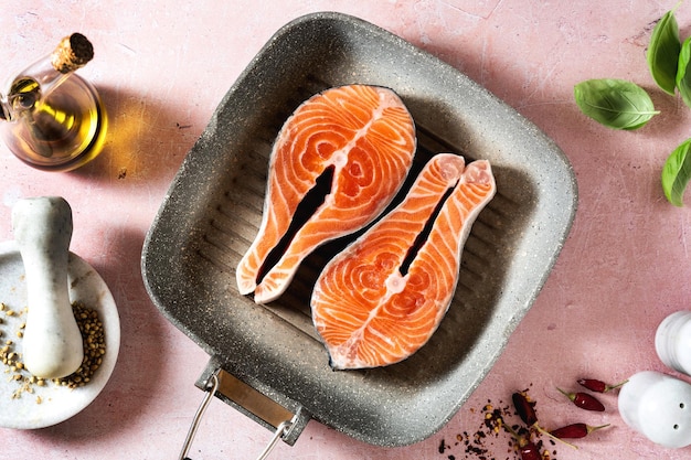 Fatias de salmão fresco em uma assadeira pronta para cozinhar