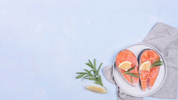 Fatias de salmão num prato branco