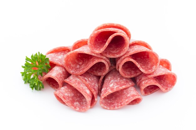 Fatias de salsicha de salame isoladas no fundo branco.