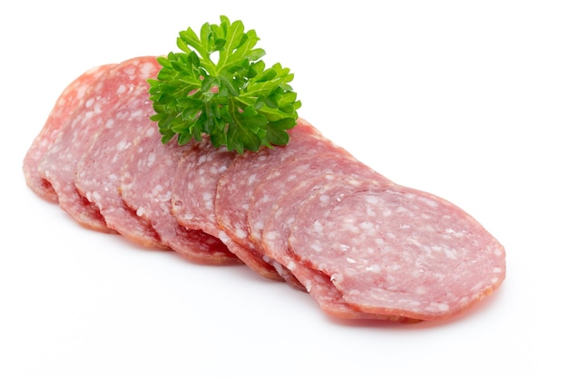 Fatias de salsichas fumadas de salame isoladas.