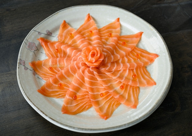 Fatias de sashimi de salmão cru no prato