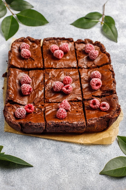 Fatias de sobremesa de bolo de brownie de chocolate com framboesas e especiarias, vista superior