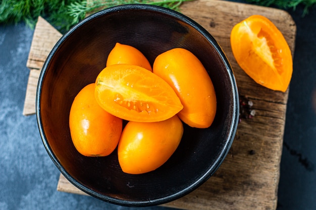 Fatias de tomate amarelo salada de vegetais orgânicos alimentação saudável