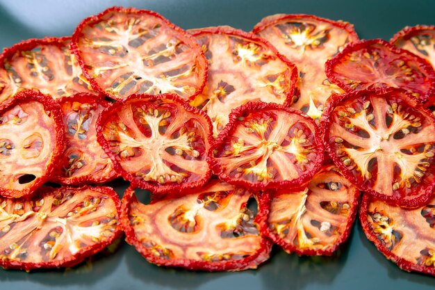 Fatias de tomate secas em um prato. Vitamina vegetal