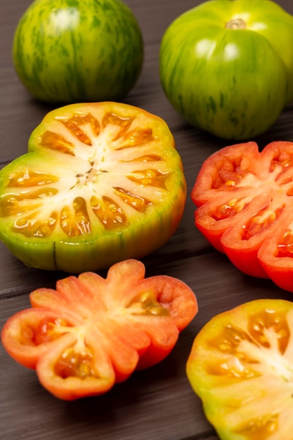 Fatias de tomate vermelho em um fundo de madeira