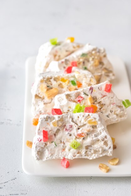 Fatias de torrone branco na chapa branca