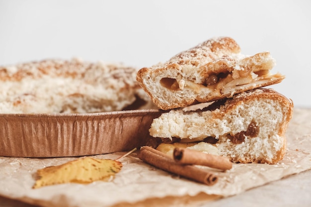 Fatias de torta de maçã caseira na textura de fundo de madeira vintage