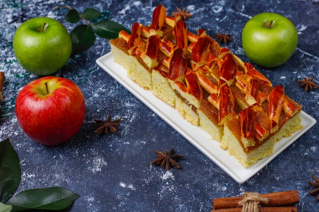 Foto fatias de torta de maçã caseira no escuro, vista superior