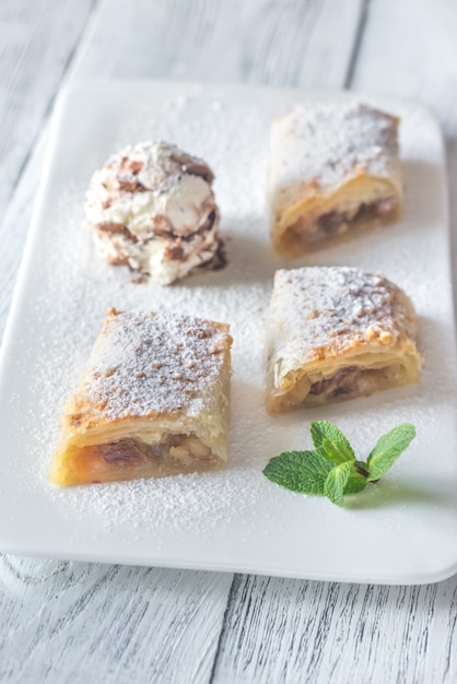 Fatias de torta de maçã no prato branco