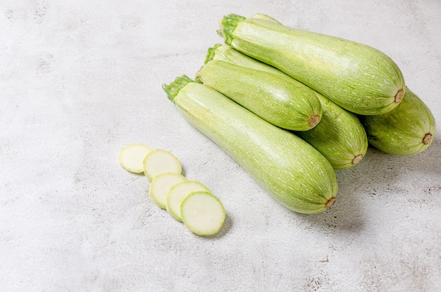 Fatias de tutano de legumes frescos na luz de fundo