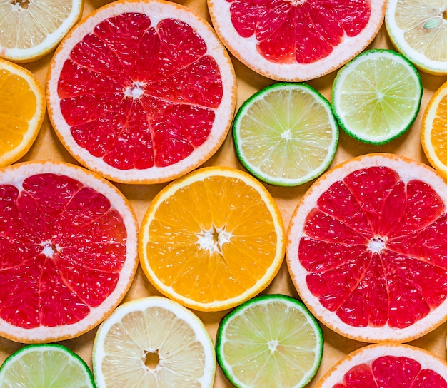 Fatias de várias frutas cítricas