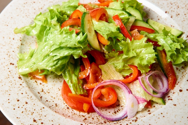 Fatias de vegetais crus no óleo em uma placa.