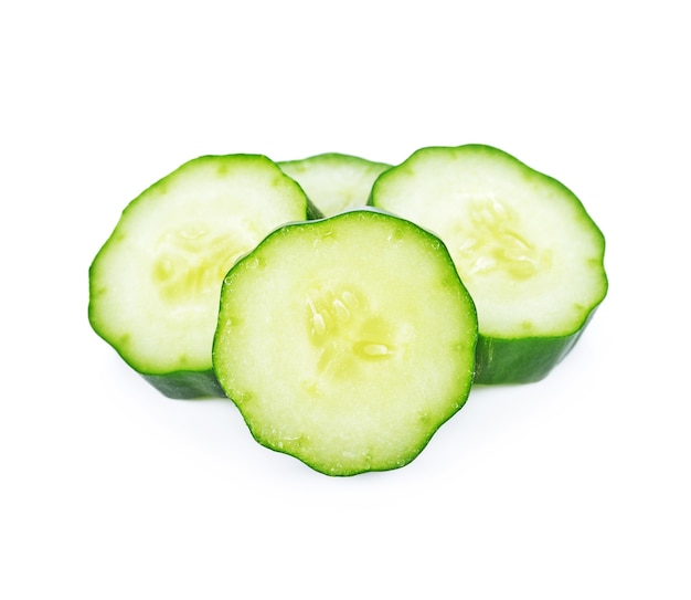 Fatias frescas de pepino em branco