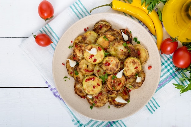 Foto fatias fritas de abobrinha jovem com pimenta