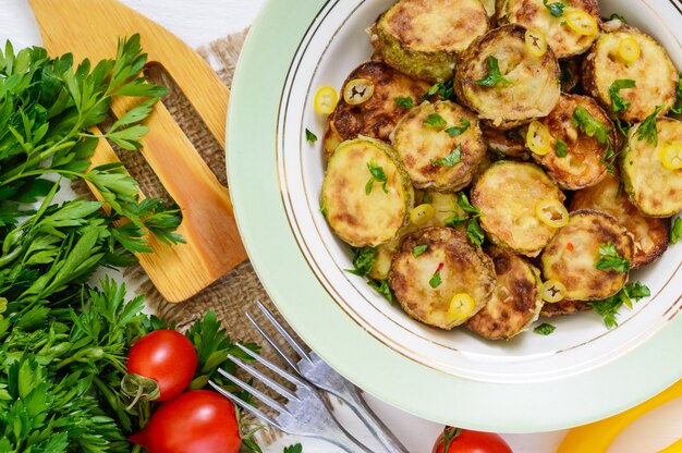 Foto fatias fritas de abobrinha jovem com pimenta