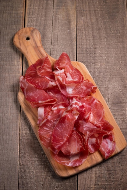 Fatias italianas de coppa, capocollo, capicollo, bresaola ou presunto com alecrim. Comida crua.