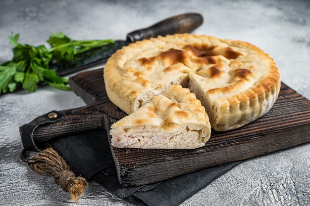 Fatias Kubdari Saboroso Pão Plano Georgiano Recheado com carne Fundo branco Vista superior