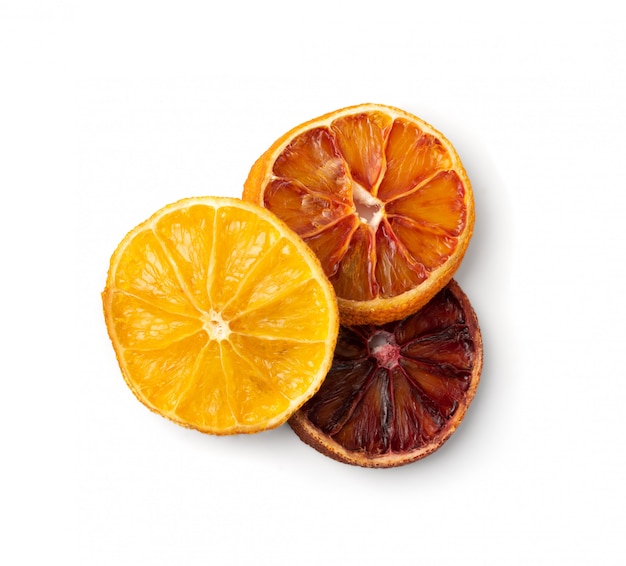 Fatias secas de laranja isoladas