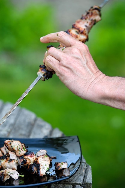 Fatias suculentas de carne preparadas no churrasco de fogo