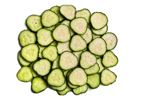 Fatias verdes de pepino isoladas