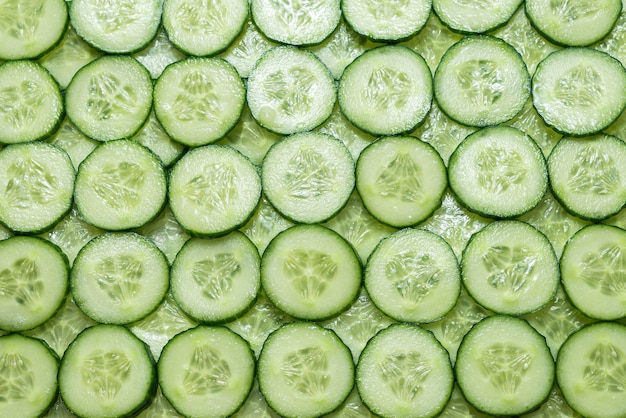 Fatias verdes frescas de pepino como pano de fundo. Vista do topo.