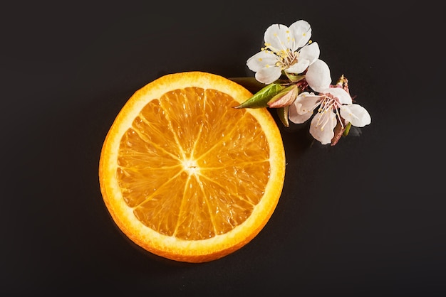 Fatie a fruta cítrica laranja madura isolada em um preto.