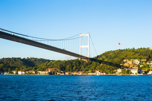 Fatih sultan mehmet bridge sobre o passo de bosphorus em istambul, turquia.