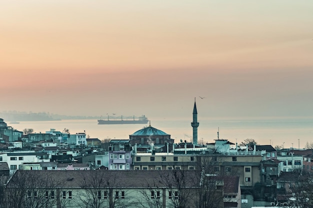 Fatih-Viertel von Istanbul Blick von den alten Häusern auf dem Dach in Fatih und Blick auf den Bosporus bei Sonnenuntergang Istanbul