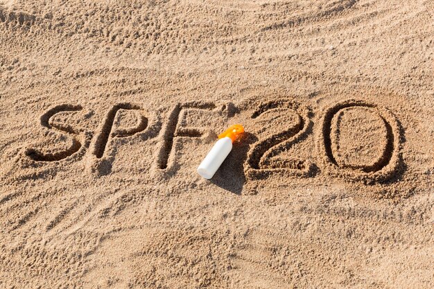 Fator de proteção solar spf palavra escrita na areia conceito de cuidados com a pele fundo