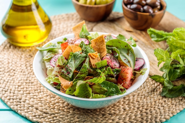 Fattoush serviert in Teller isoliert auf Holztisch Seitenansicht von Speisen aus dem Nahen Osten