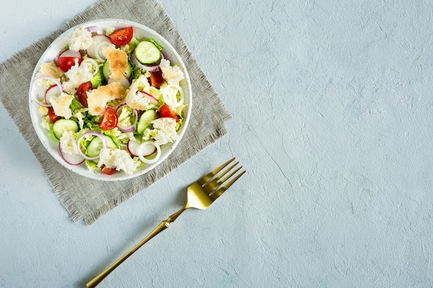 Fattoush traditioneller libanonsalat mit fladenbrot und gemüse in der weißen tellerwohnung lag mit kopierraum auf beton