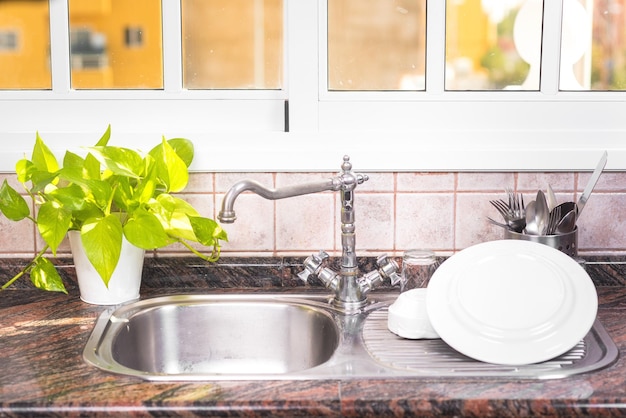 Foto faucet en el fregadero de la cocina