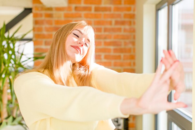 Faul früh morgens aufwachen und schläfrig, müde und gelangweilt aussehen