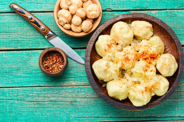 Faule Knödel mit Pilzen.