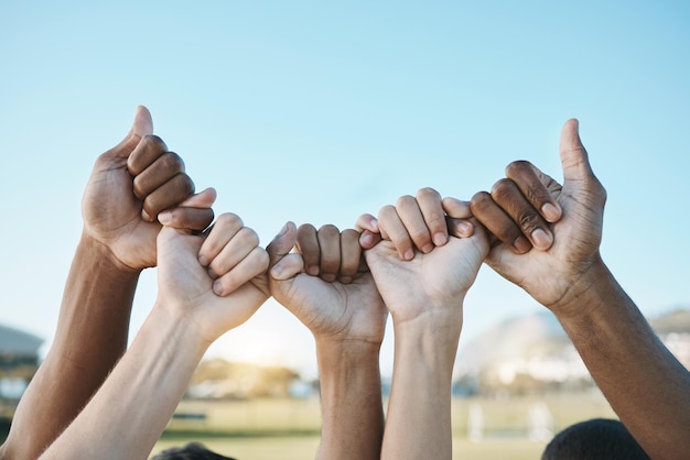 Fausthände und Gruppe mit Diversität für Feiern im Freien oder gemeinsame Teambildung zur Unterstützung, Motivation und Solidarität. Hand bereit für Sport oder Teamarbeit mit einer Gemeinschaft von Menschen am blauen Himmel