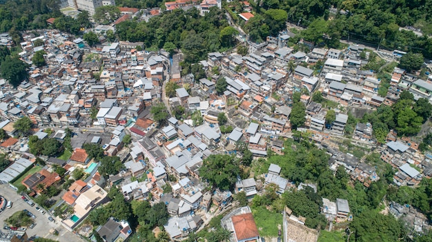 Favela, barrio marginal brasileño en una ladera en Río de Janeiro