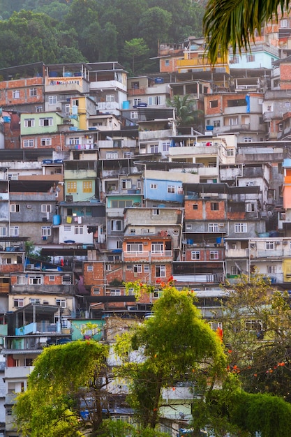 Foto favela da rocinha no rio de janeiro, brasil - 26 de agosto de 2021: favela da rocinha, vista do bairro da gávea no rio de janeiro.