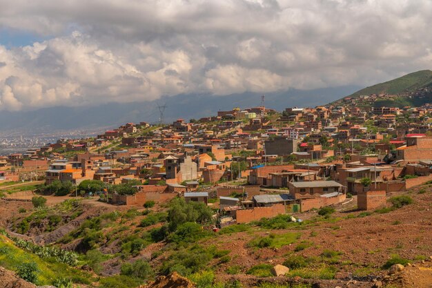 Foto favela superlotada construída em uma colina subdesenvolvimento na américa do sul pobreza