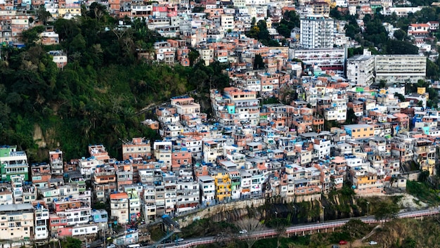 Favela Vidigal en Río de Janeiro durante la toma aérea al atardecer