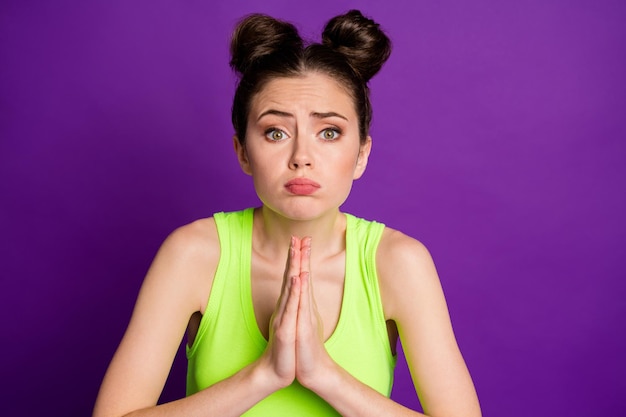 Por favor, ayúdame. Chica frustrada tome de la mano juntos use camiseta aislada sobre fondo de color brillo