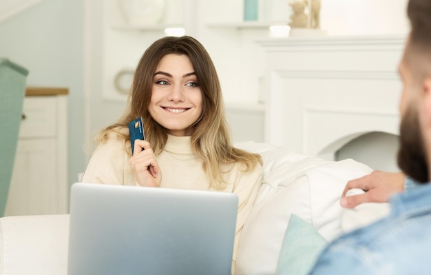 Por Favor Compre Mujer Pidiendo Marido Ordenar Ropa Con Tarjeta Crédito