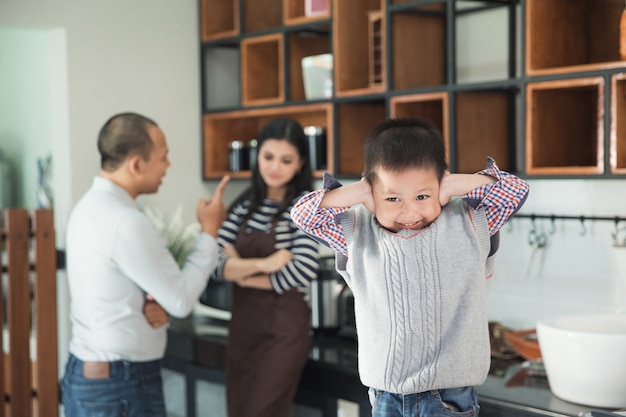 Por favor deja de pelear con los padres en el fondo