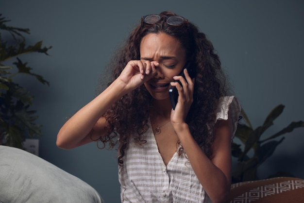 Por favor dime que estoy soñando Foto de una mujer llorando mientras habla por su celular