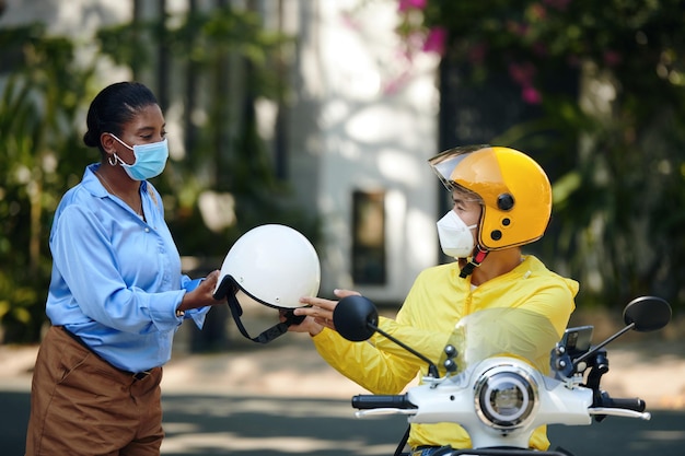 Por favor, póngase el casco.