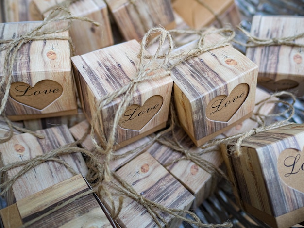 favores de la boda papel con corte al corazón y amor escrito