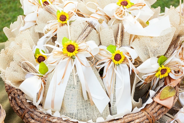 Favores de la boda rústica con girasoles.