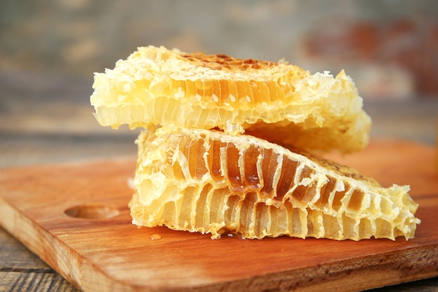 Favos de mel em uma superfície de madeira velha