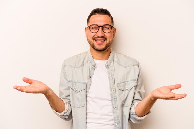 Faz escala com os braços se sente feliz e confiante