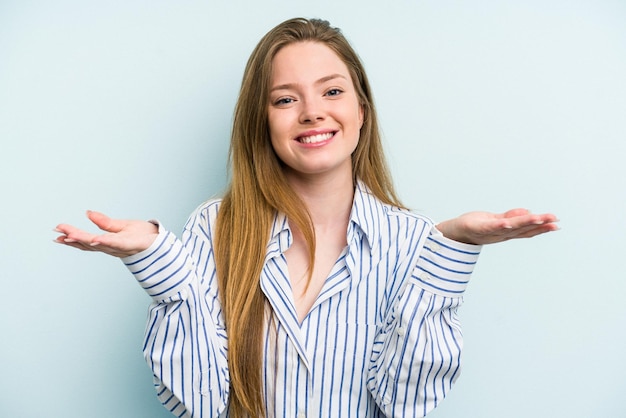 Faz escala com os braços se sente feliz e confiante