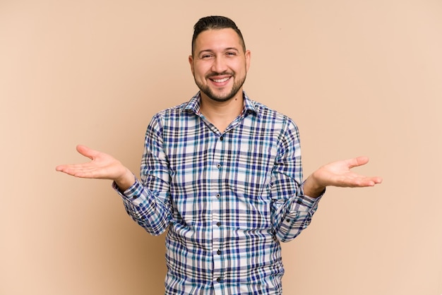 Faz escala com os braços se sente feliz e confiante